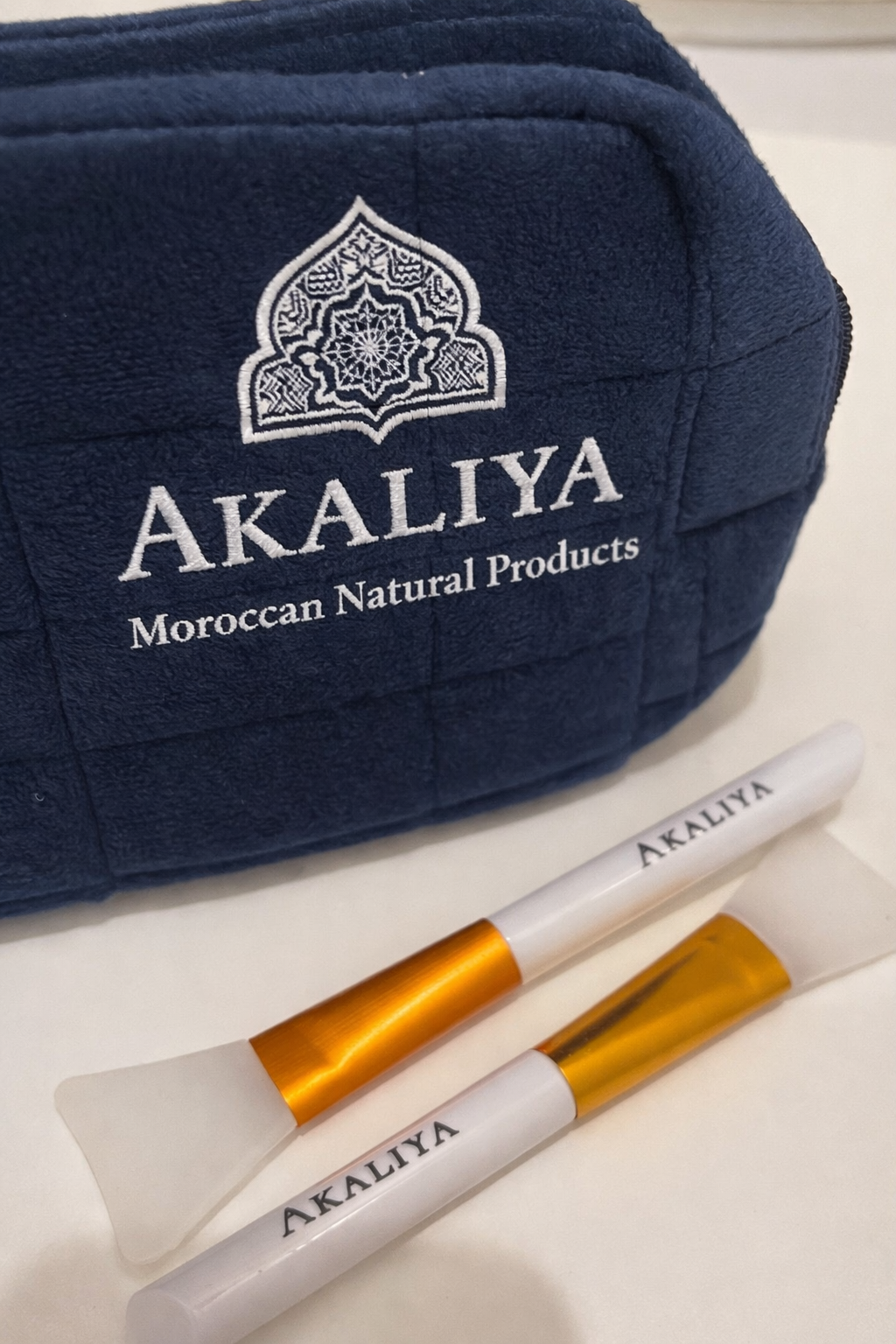 Trousse brodée et pinceau